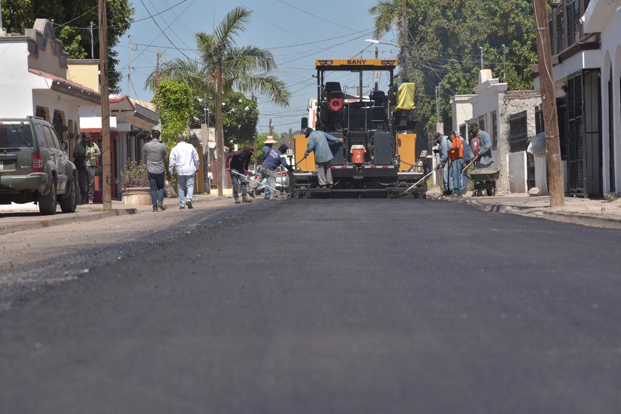 AVANZA JAVIER LAMARQUE EN REHABILITACIÓN DE CALLES CON PROPIO EQUIPO COMPLETO PARA PAVIMENTAR