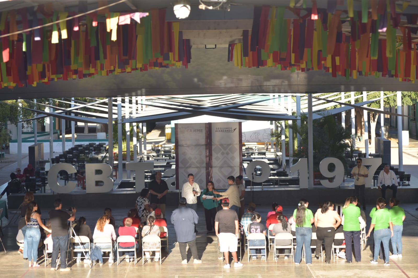 CON AUDIENCIA DEL PUEBLO BRINDA SOLUCIONES JAVIER LAMARQUE A FAMILIAS DE LA COMISARÍA DE PROVIDENCIA