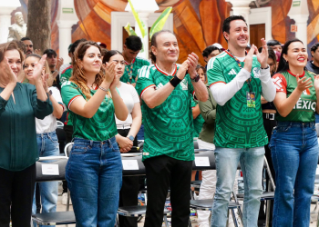 ACOMPAÑADO DE JÓVENES SONORENSES, GOBERNADOR DURAZO VIVE LA EMOCIÓN DEL DEBUT DE MÉXICO EN LA COPA MUNDIAL DE LA FIFA 2026