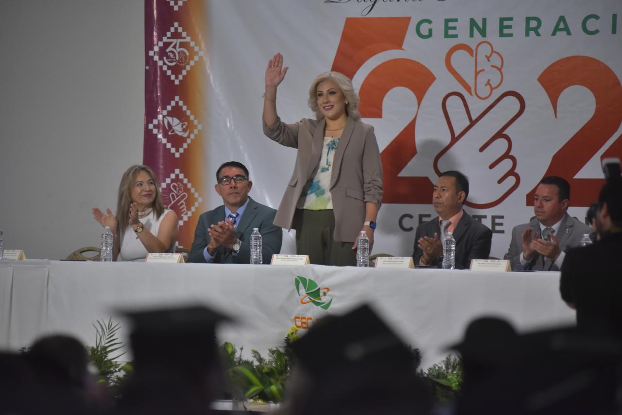 ENTREGA RECONOCIMIENTOS PRESIDENTA MUNICIPAL A ESTUDIANTES EGRESADOS DEL CECYTES PLANTEL ESPERANZA