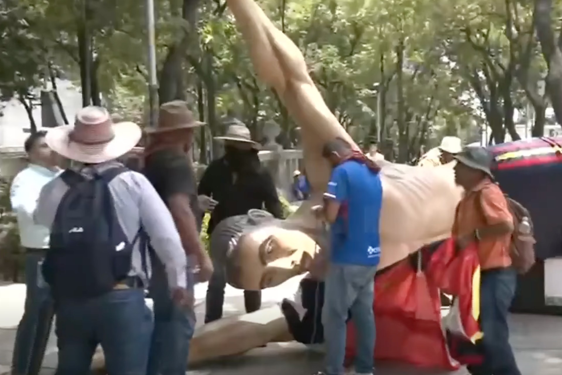 HACEN VANDALISMO MAESTROS DE LA CNTE EN FIGURAS ALUSIVAS DEL MUNDIAL 2026 EN CDMX