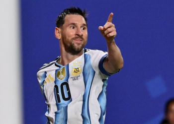 LEO MESSI ANOTA UN TRIPLETE Y ARGENTINA GOLEA A ARGELIA EN SU DEBUT MUNDIALISTA