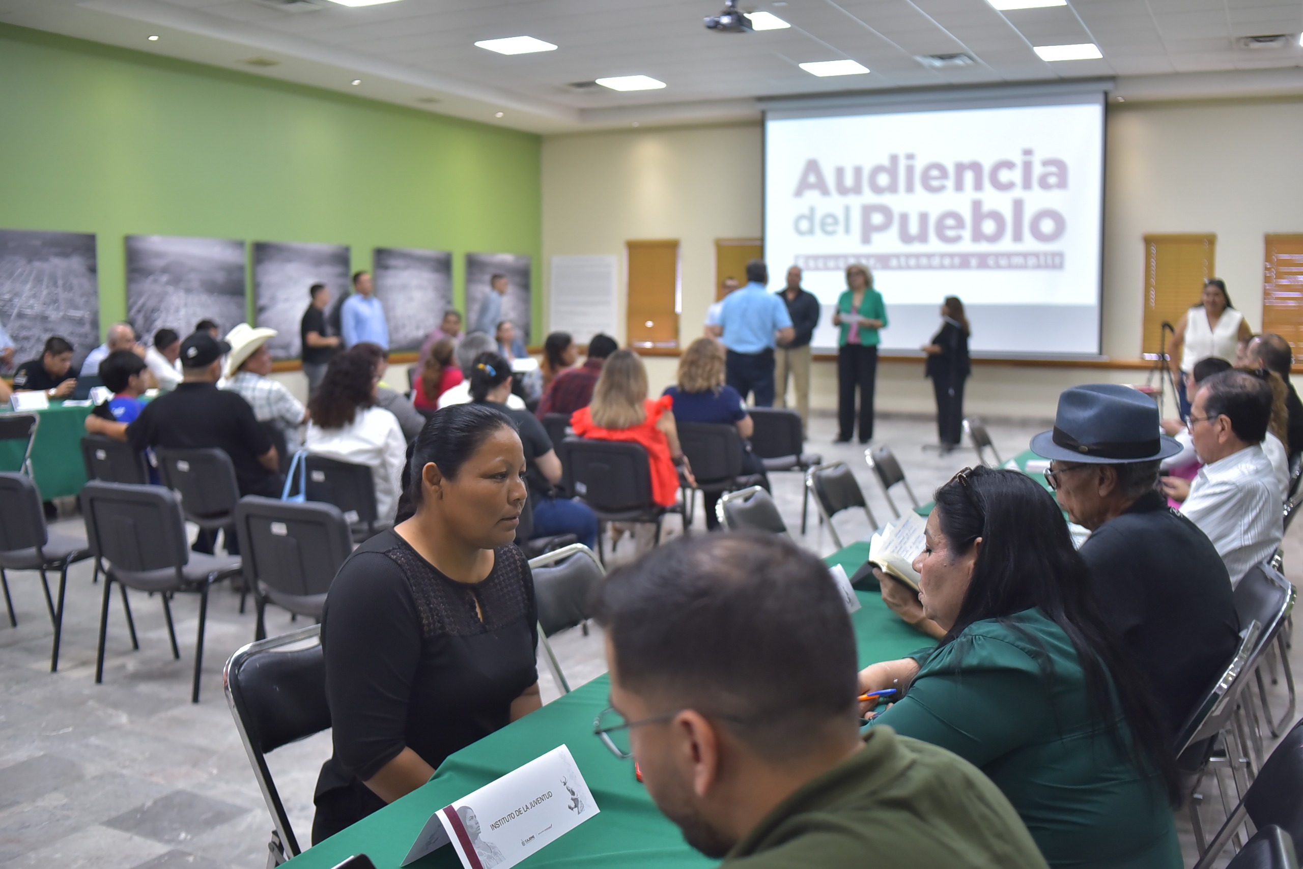 EN AUDIENCIA DEL PUEBLO APOYA PRESIDENTA CLAUDIA SANTACRUZ A CREADORAS DE JUEGO DE MESA PARA PERSONAS CON  DISCAPACIDAD VISUAL