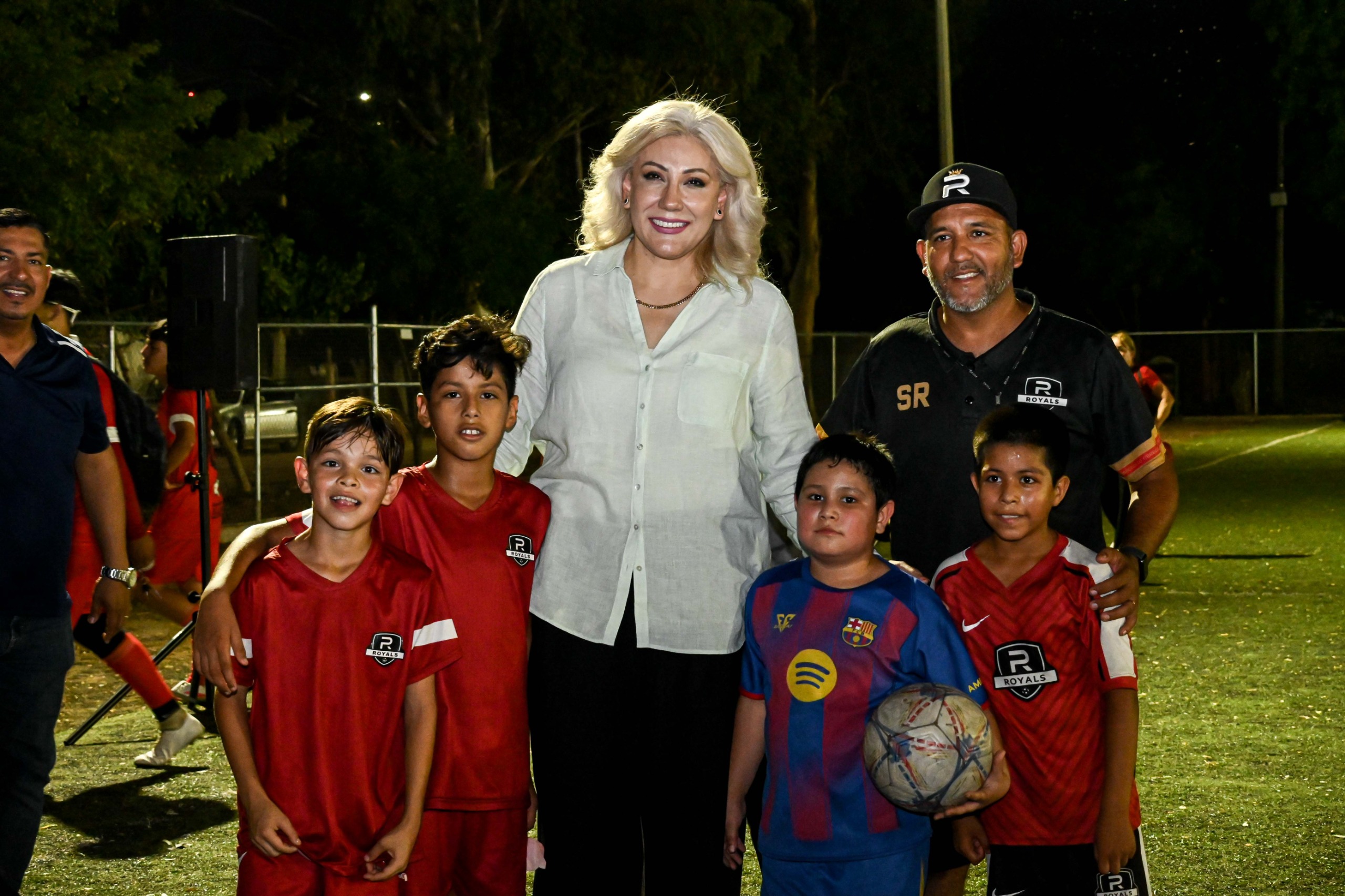 CLAUDIA SANTACRUZ ILUMINA LA ‘BOMBONERA’ Y BRINDA UN ESPACIO MÁS SEGURO PARA LAS FAMILIAS DE LA LUIS ECHEVERRÍA