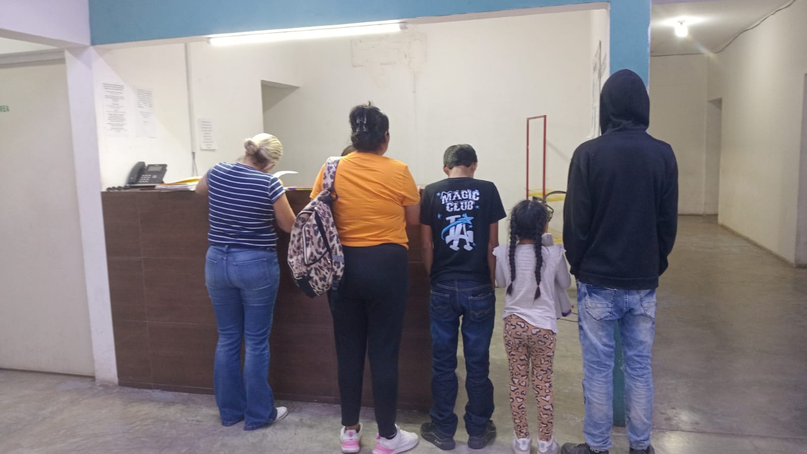RESGUARDA SSPM A TRES HERMANOS MENORES QUE VIAJABAN SOLOS EN LA CENTRAL DE AUTOBUSES