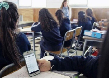 SACARÁN AL CELULAR DE AULAS DE CLASES
