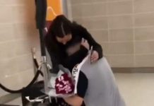 Joven recibe a su mamá en el aeropuerto luego de pasar 13 años sin verla.