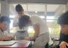 Un joven llega en f4lda a recibir clases.