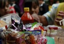 Escuelas de México podrían prohibir venta de comida chatarra.