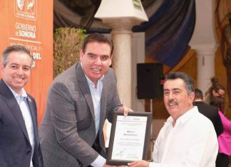 RECIBE JAVIER LAMARQUE RECONOCIMIENTO AL MÉRITO ARCHIVÍSTICO PARA EL AYUNTAMIENTO DE CAJEME
