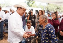 Fortalece Gobernador Durazo educación y salud en comunidades de la sierra con entrega de becas y jornada de vacunación